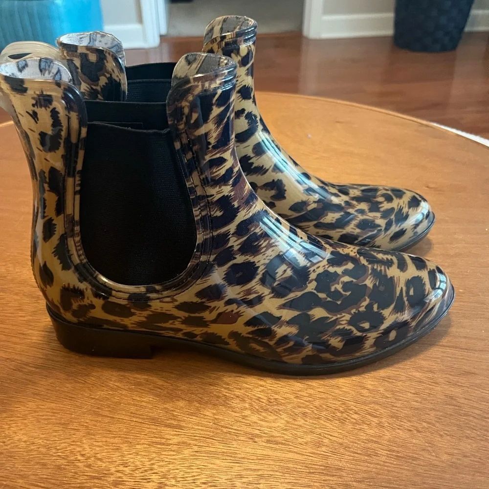 Sleek Brown and Black Ankle Boots with Leopard Print - Picture 2 of 7